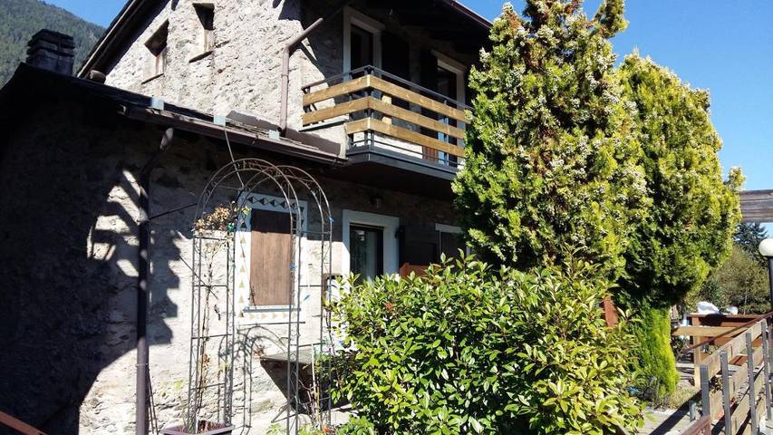 Location de vacances pour 4 personnes, avec vue et jardin à Teglio