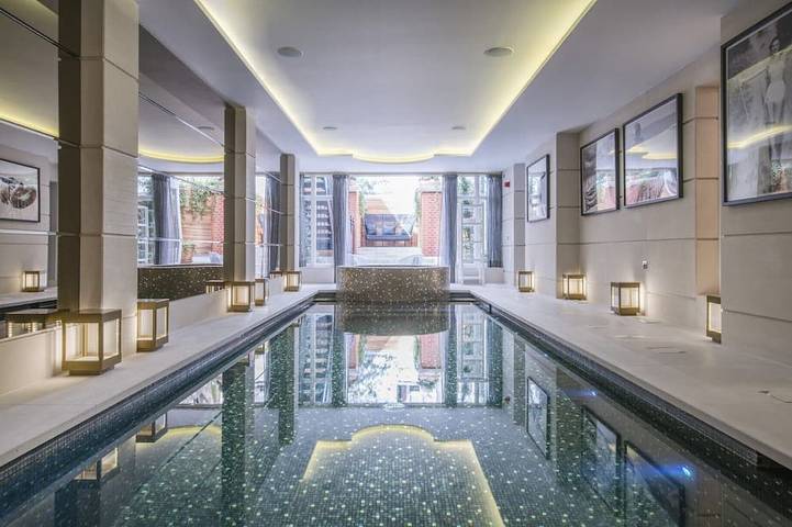 Holiday rental for 12 people, with garden and pool as well as balcony and hot tub in London