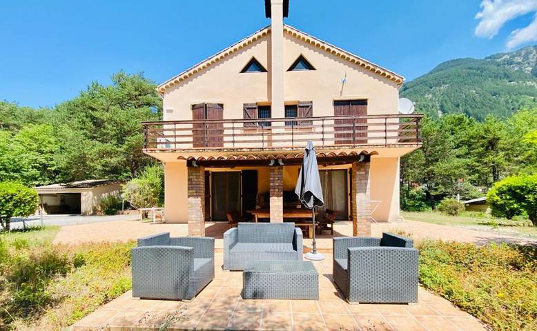 Location de vacances pour 14 personnes, avec vue ainsi que piscine et jardin à Puget-Théniers - 3