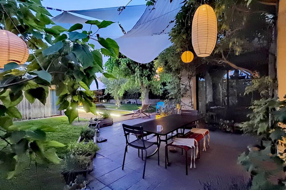 Aix Zen > Ultra Calme Grand jardin fleuri en cœur de ville, et sa piscine Bio ! in Aix-en-Provence, Région d'Aix-en-Provence