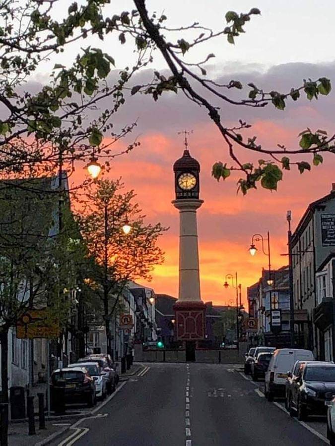 Bed and breakfast for 8 people, with garden in South-Wales