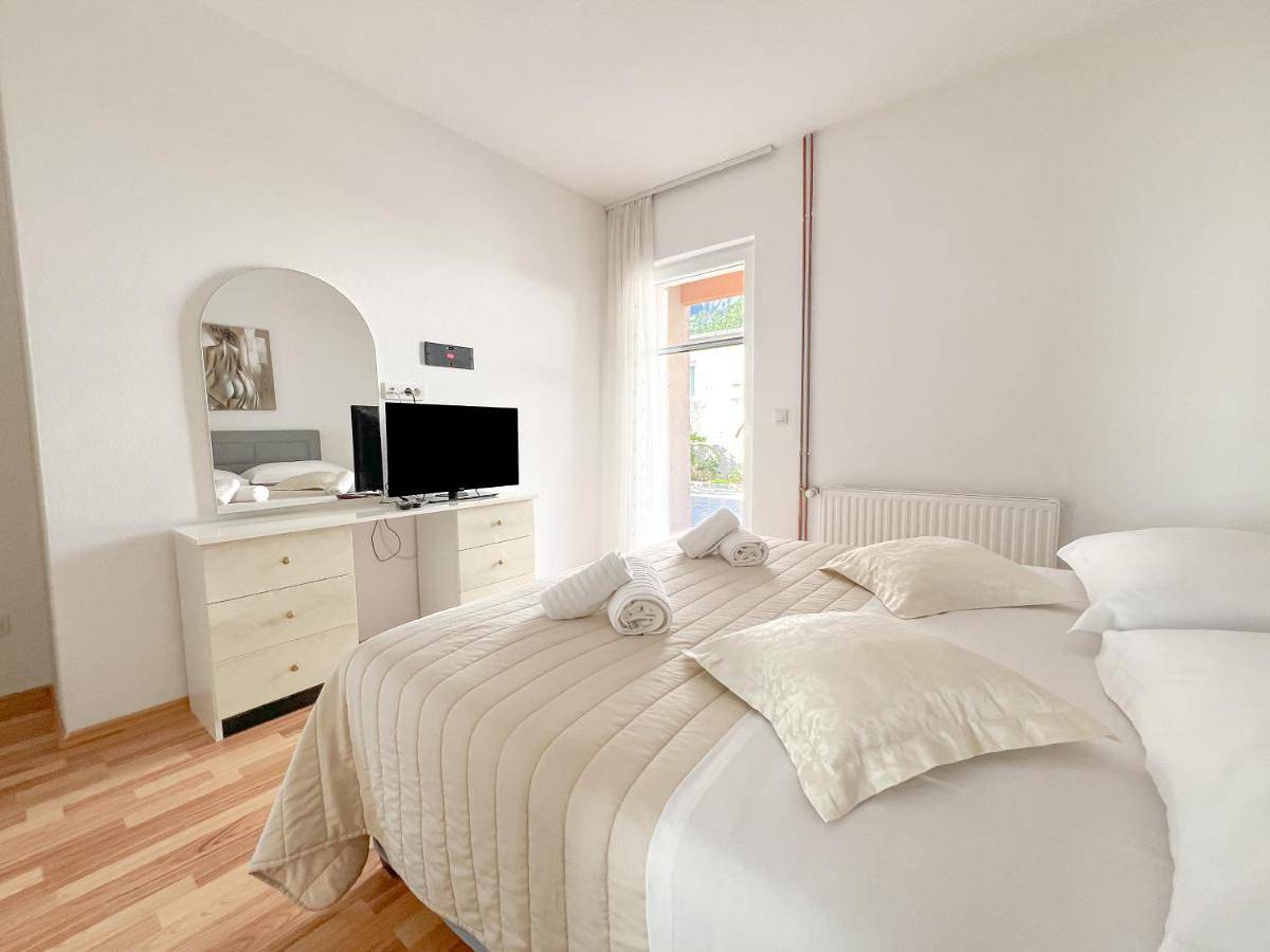 Ganze Wohnung, House Basta - Free beach parking in Baska Voda, Makarska Riviera