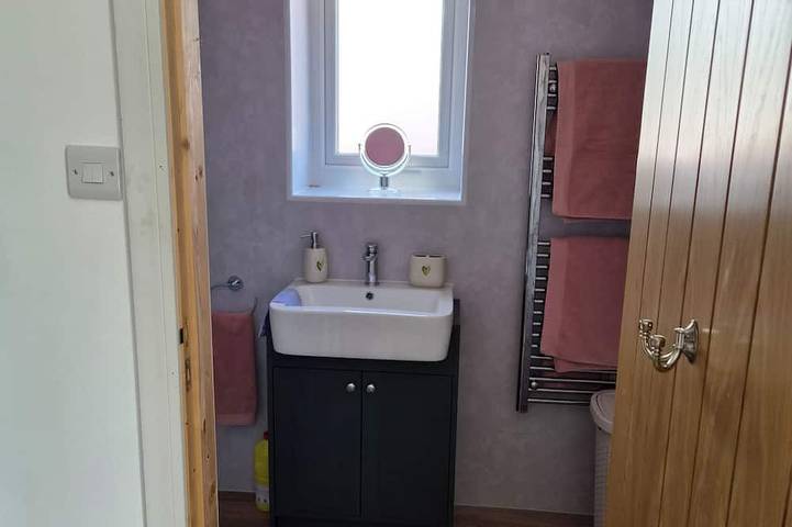 Ganze Wohnung, Studio Sleeps 2 with Free Parking and Garden in Woking, Surrey