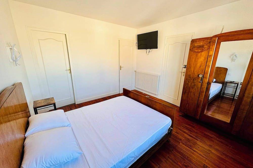 Chambre privée avec salle de bain à Pessac in Pessac, Région de Bordeaux