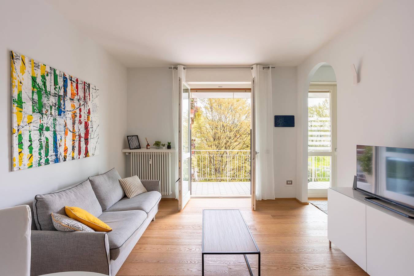 Geheel appartement, Appartement 'Suite 51 - Arona' met Balkon, Wifi en Airconditioning in Arona (Lago Maggiore), Gemeente Arona