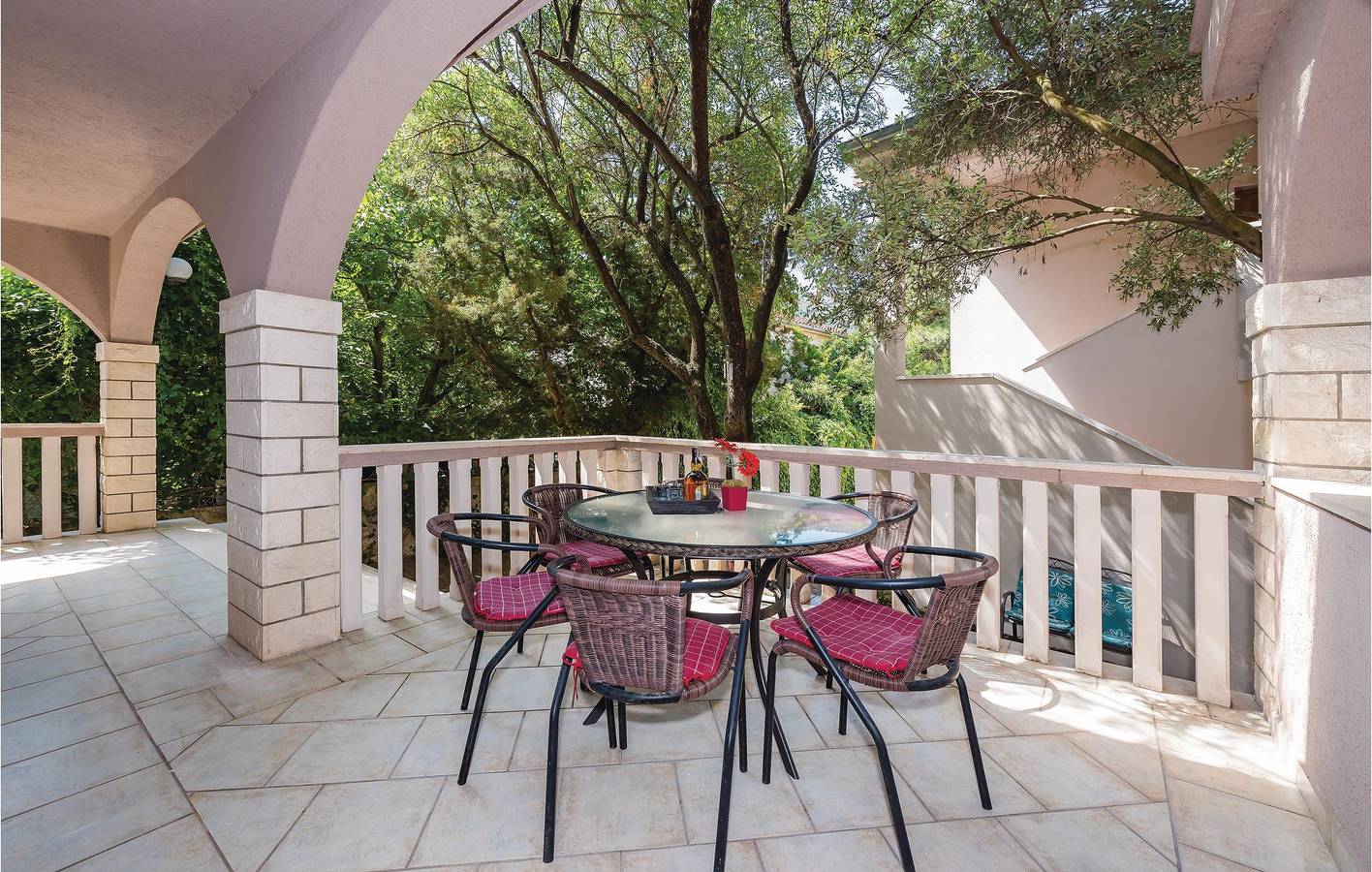 Ganze Ferienwohnung, Gemütliche Ferienwohnung mit Terrasse, 200 m vom Strand Camp Vala entfernt in Grebastica, Šibenik-Knin