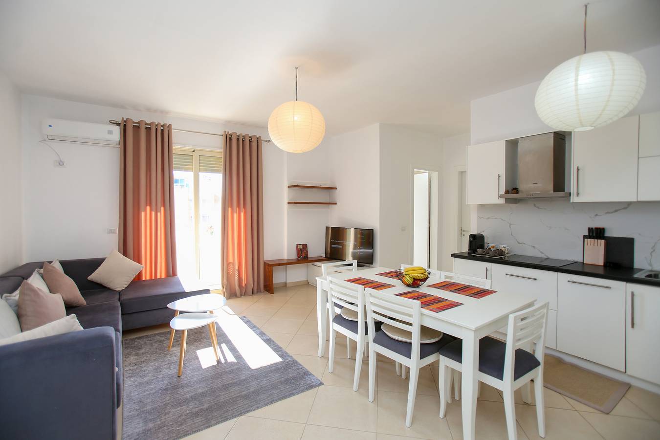Apartamento entero, Apartamento de vacaciones para 5 personas con balcón in Vlorë (Ciudad), Vlorë