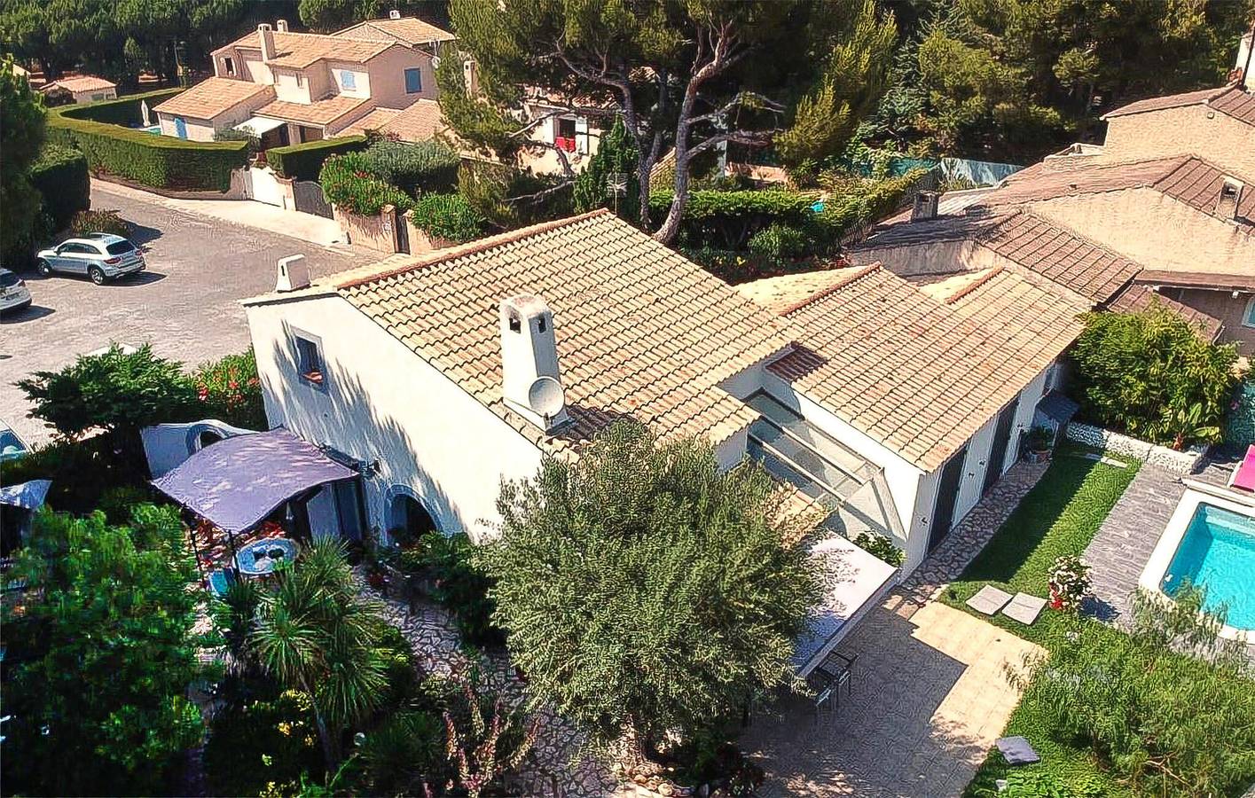 Seaside Retreat with Pool, AC & Parking - 2.5km to Plage de Bonnegrâce in Six-Fours-les-Plages, Région de Toulon