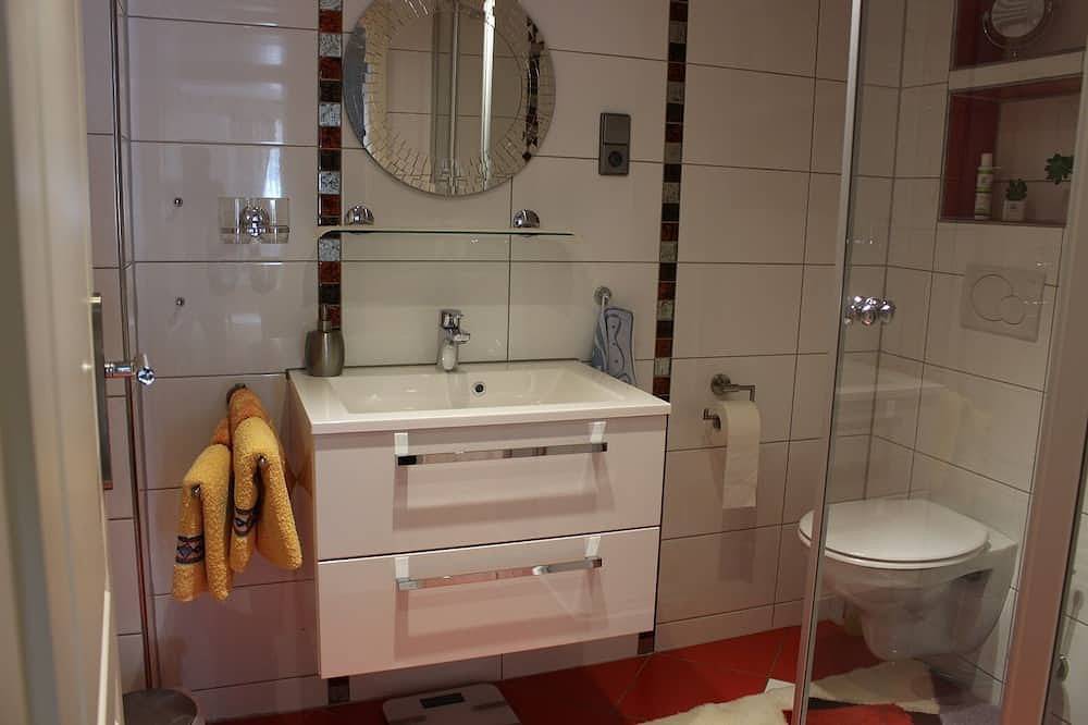 Ganze Wohnung, Ferienwohnung '2' mit privater Terrasse, Gemeinschaftsgarten und Wi-Fi in Enzklösterle, Nordschwarzwald