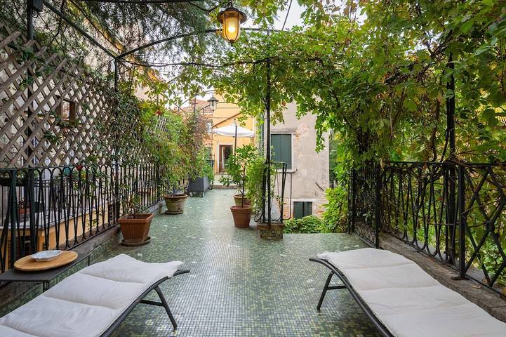 Vacation rental for 12 people, with balcony and yard, with pets in Venice