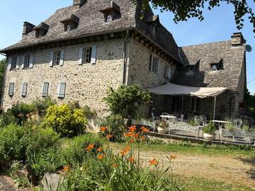 Maison d’hôte pour 4 personnes, avec terrasse et vue ainsi que jardin et piscine dans le Cantal