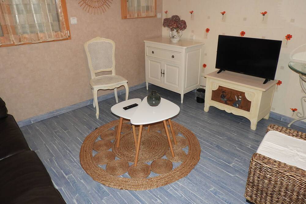 Two Bedrooms Two Steps From The Parish Enclos in Guimiliau, Région de Morlaix