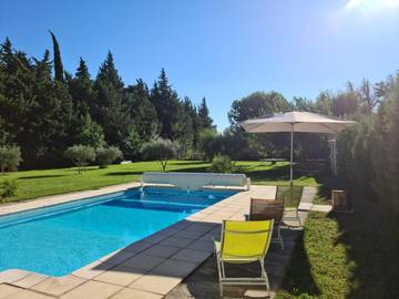 Gîte pour 6 personnes, avec piscine et terrasse à Sénas