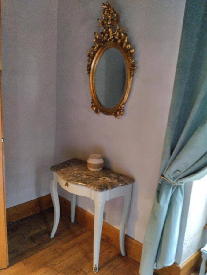Double Room with Private Bathroom in Châteauneuf (Côte-d'Or), Région de Beaune