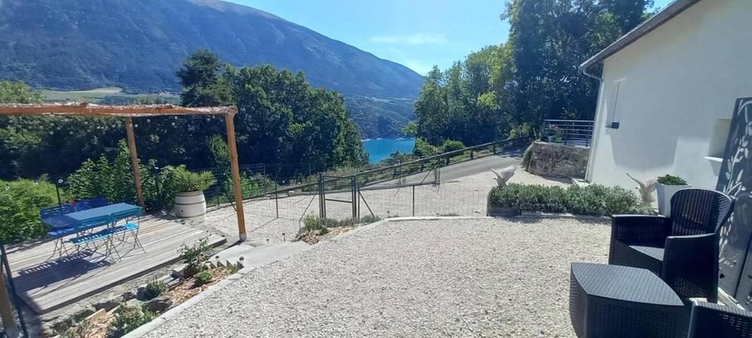 Location de vacances pour 2 personnes, avec Terrasse et Jardin ainsi que Vue sur le lac et Vue à Treffort