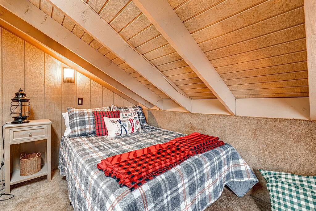 Snowbird-Friendly Cabin with Wifi, Gas Fireplace, Private W/D, and Gas Grill in Blue Ridge Parkway, Seven Devils