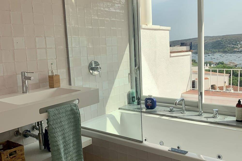 Sea view villa with pool in Portilligat, Cadaques