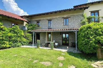 Gîte pour 10 personnes, avec jardin ainsi que balcon et sauna à Mombarcaro