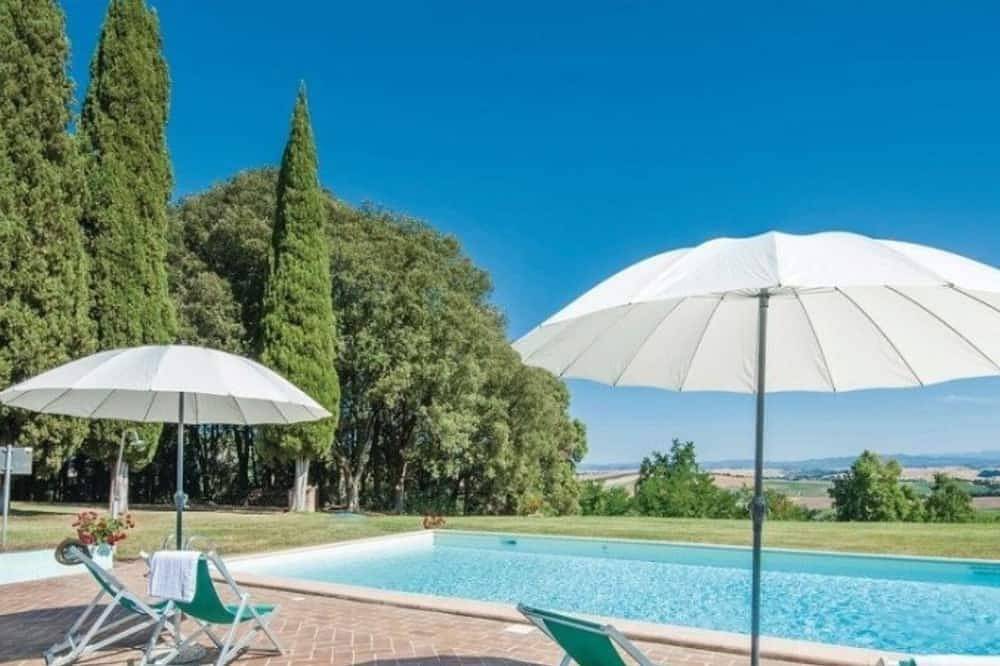 Independent villa with wonderful view. Pool.  Up t 22 guests in Monteroni d'Arbia, Siena Provinz