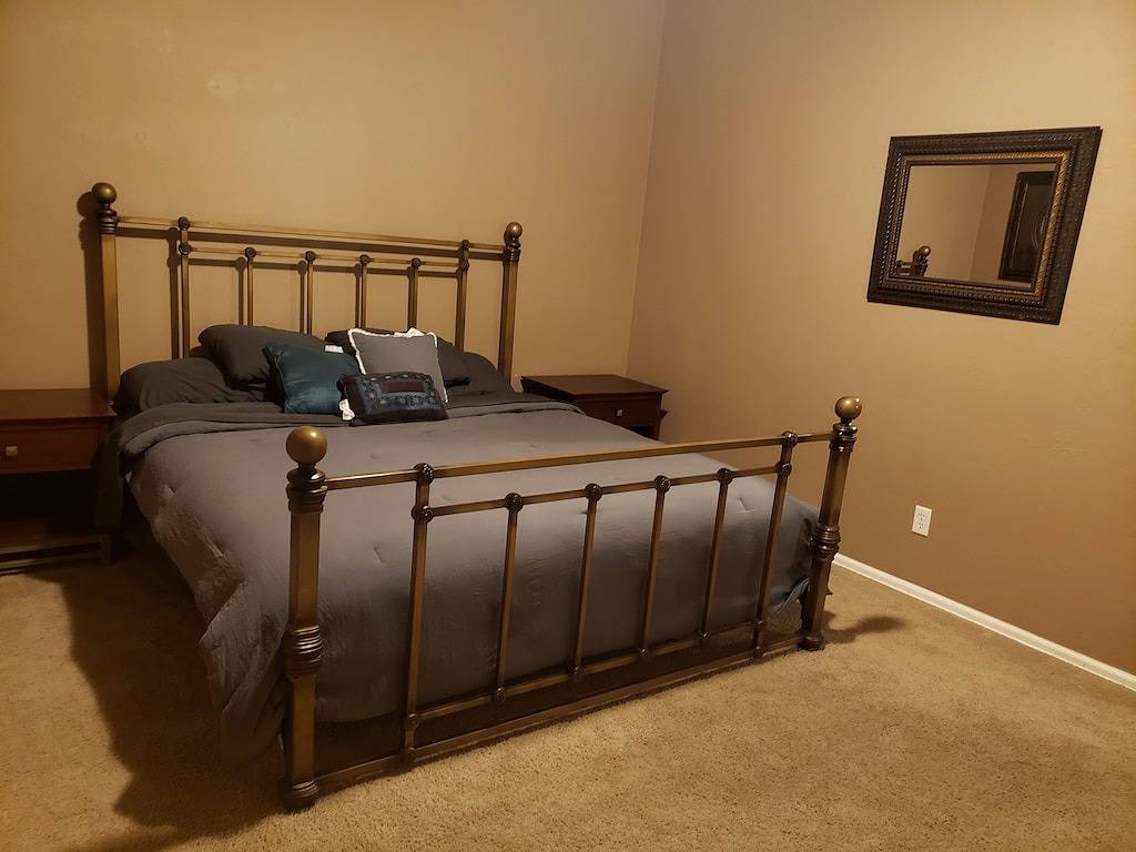 Comfy 2 bedroom 1 bath, living room, mini kitchen with 70\" smart Tv & Grill in Montrose, Black Canyon Nationalpark