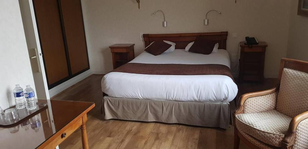 Hôtel pour 3 personnes, avec Terrasse et Jardin à Ligny-le-Châtel