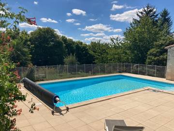 Maison de vacances pour 5 personnes, avec terrasse ainsi que piscine et jardin en Charente