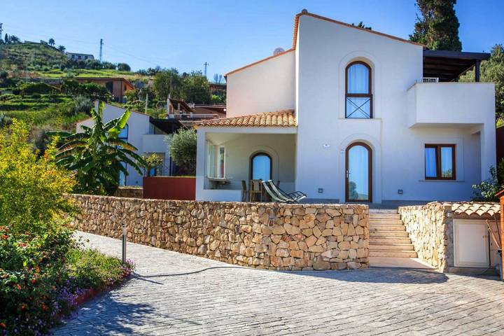Location de vacances pour 8 personnes, avec piscine ainsi que jardin et vue à Cefalù - 2