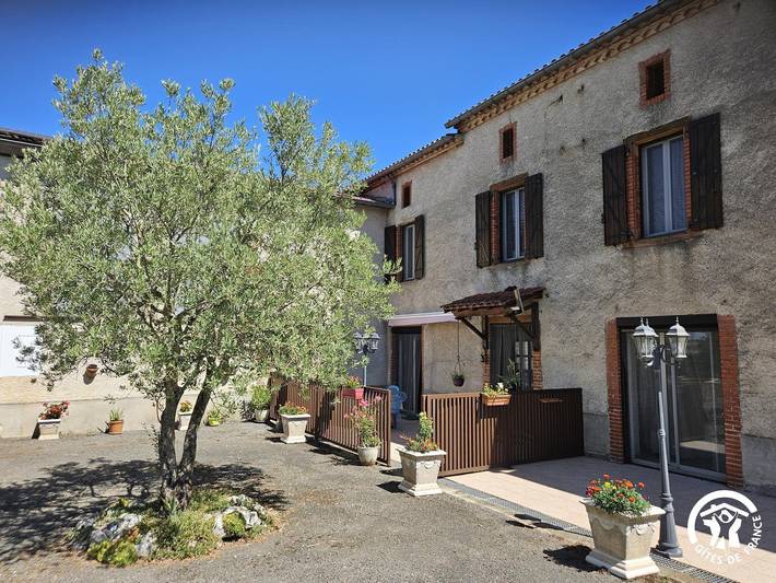 Gîte pour 5 personnes, avec jardin à Puygouzon