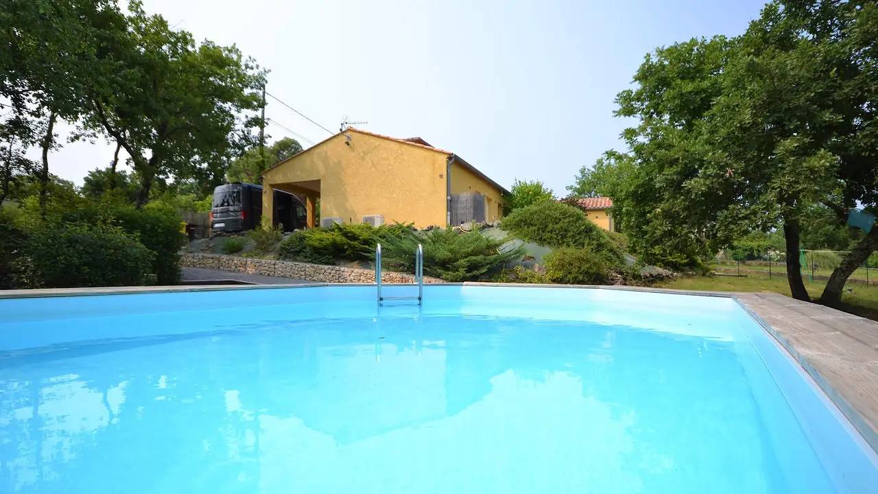 Maison de vacances pour 3 personnes avec piscine in Ardèche