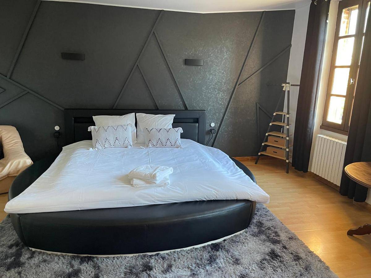 Small Double Room in Giroussens, Région de Castres