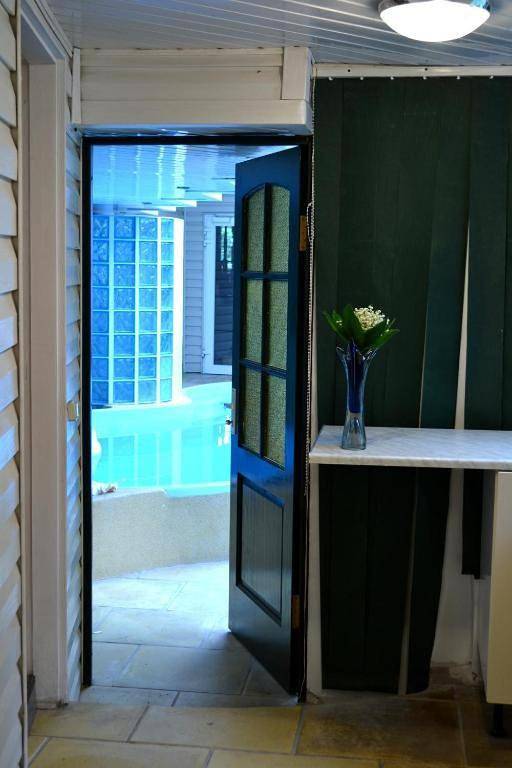 Ferienhaus, mit Terrasse und Pool in Jurmala
