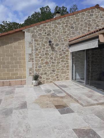 Location de vacances pour 4 personnes, avec vue ainsi que piscine et jardin, animaux acceptés à Saint-Quentin-la-Poterie