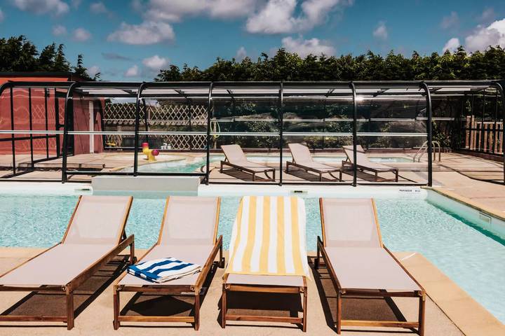 Camping pour 4 personnes, avec Terrasse et Piscine à Pleumeur-Bodou