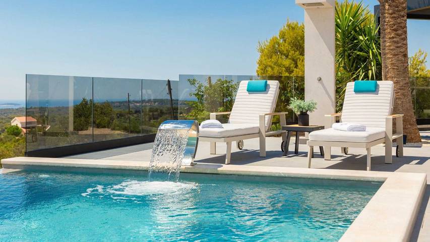 Villa für 6 Personen, mit Sauna und Pool sowie Balkon und Garten in Rogoznica