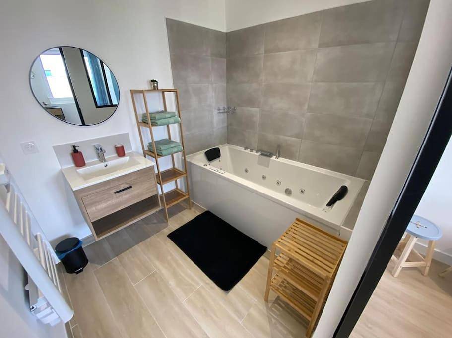 Appartement entier, One-Bedroom Apartment in Saint-Florentin, Région d'Auxerre