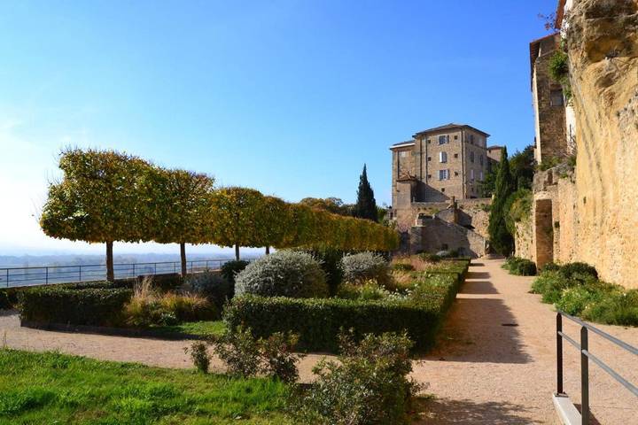 Location de vacances pour 4 personnes, avec Balcon et Terrasse ainsi que Jardin et Piscine à Lauris