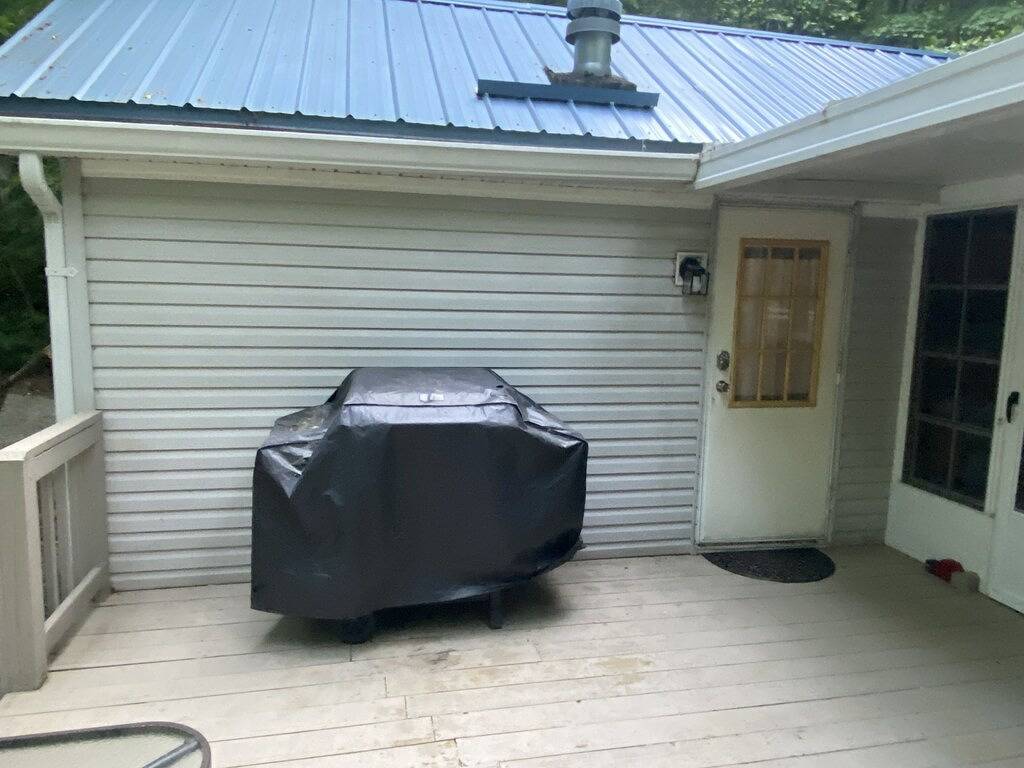 One bedroom cabin in Highlands, Nc on a creek close to everything! in Macon County