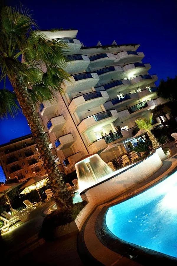 Residence per 6 persone, con piscina per bambini e idromassaggio nonché giardino e piscina - 1