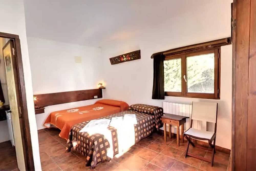 Entire apartment, Homerez - Spacious Apartment in Yeste with Shared Pool in Yeste, Calares del Mundo y de la Sima