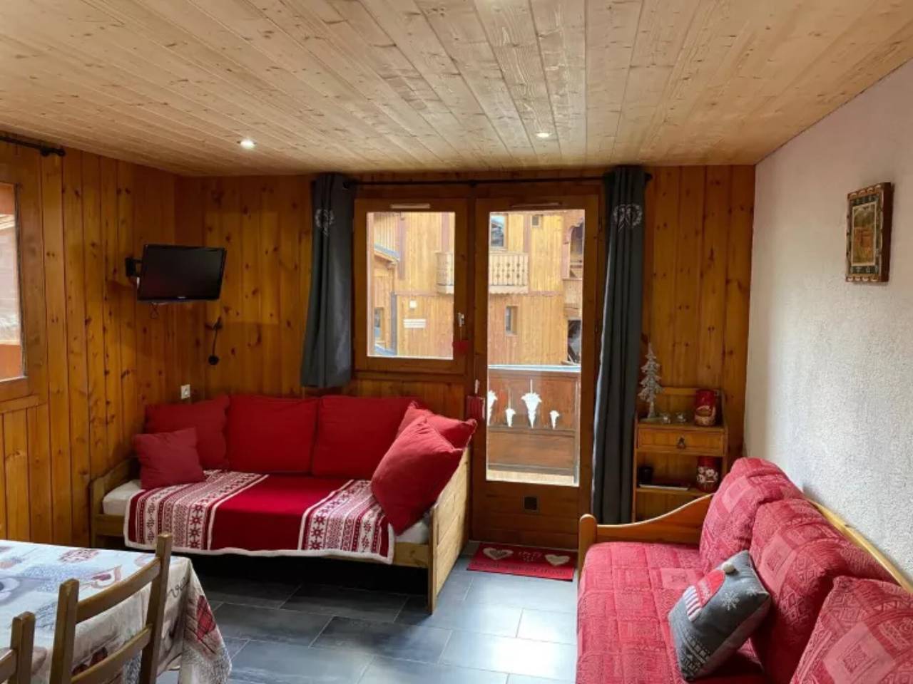 Entire apartment, Apartment "Le Génépi" with Mountain View, Balcony and Wi-Fi in La Plagne, Bellentre