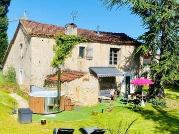 Gîte pour 2 personnes, avec terrasse ainsi que jardin et jacuzzi dans le Lot