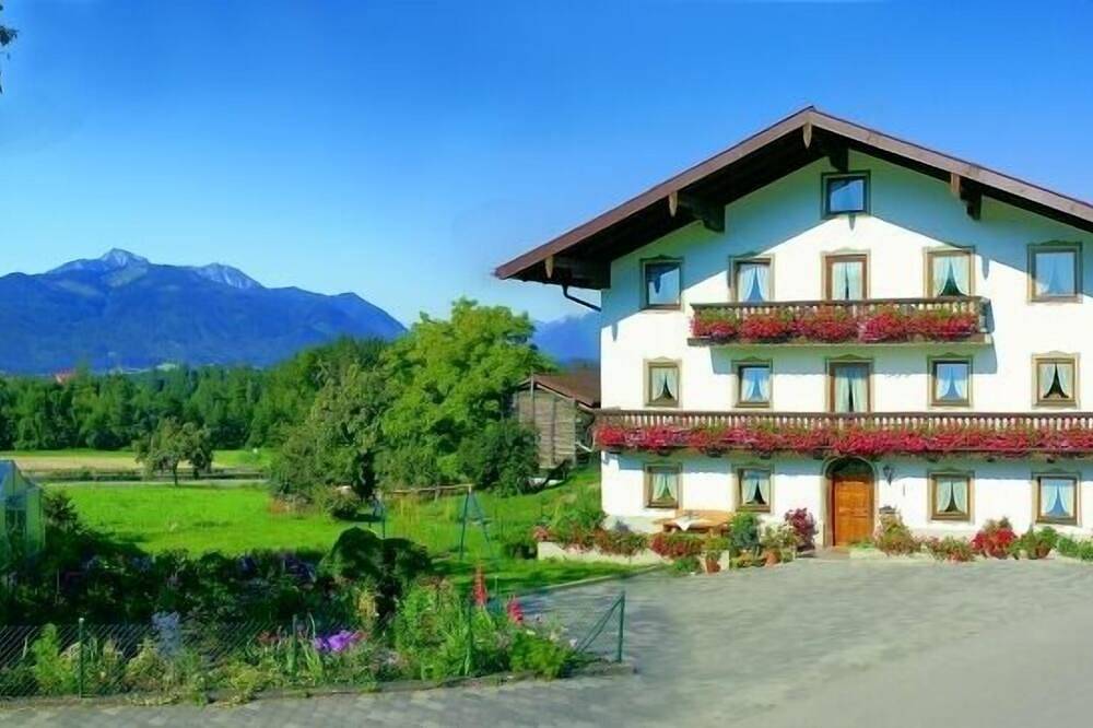 Ganze Wohnung, Ferienwohnung Bergblick, Og, 50 qm, 2 - 5 Pers., 2 sep. Schlafzi., Balkon in Grabenstätt, Chiemsee