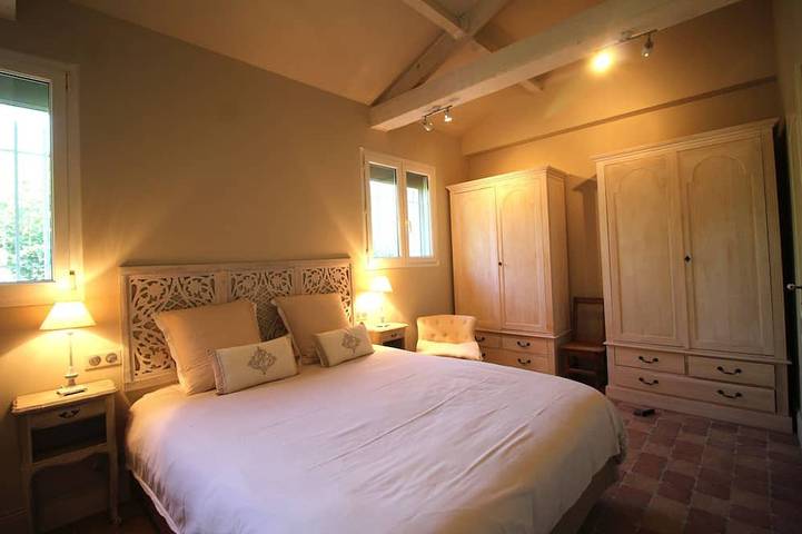 Location de vacances pour 8 personnes, avec jardin à Mollégès - 4