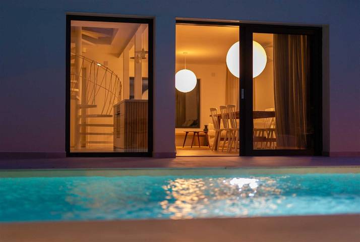 Ganze Wohnung, Schönes Ferienhaus Mala mit beheiztem Pool in Malinska-Dubašnica, Krk