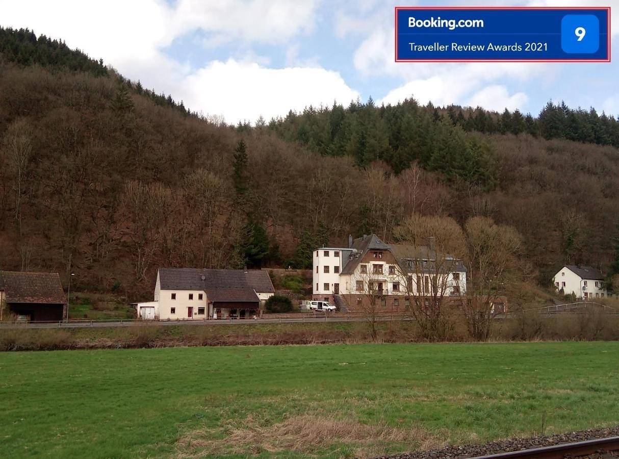 Die rote Ente in Mürlenbach, Vulkaneifel