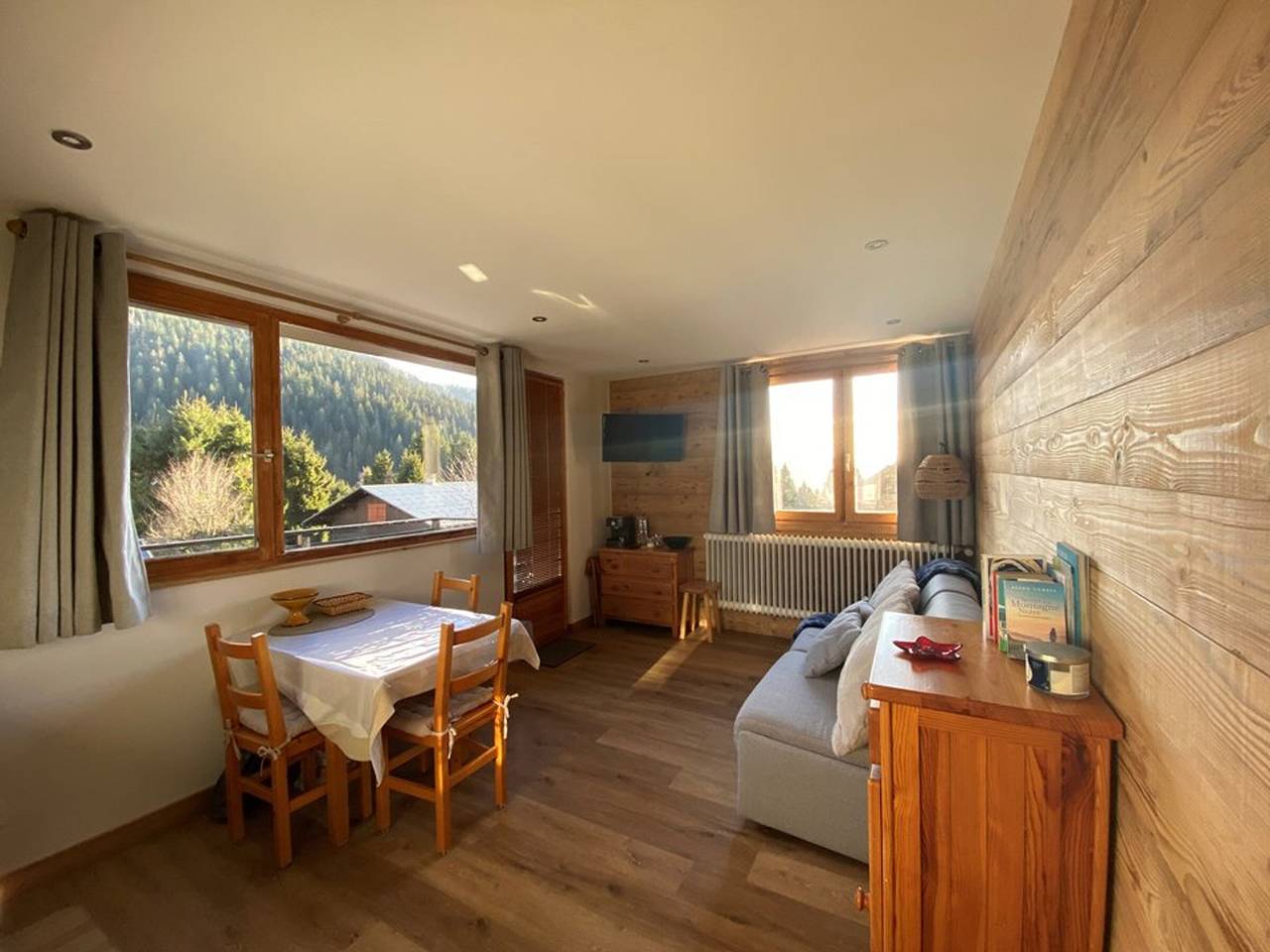 Entire studio, Studio in Cernix, 4 pers, near slopes, large terrace in Cohennoz, Albertville region