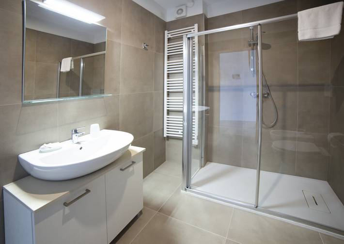Appartamento intero, Junior Suite 6 con piscina condivisa e balcone privato in Spiaggia Romantica (Manerba del Garda), Manerba del Garda