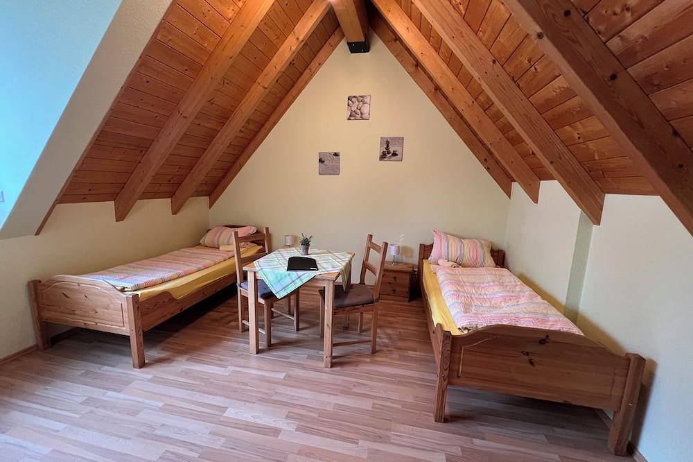 Ganze Wohnung, Gemütliches Dachgeschoss mit 2 Zimmern, Küche und Bad für 2-4 Personen in Bad Homburg, Hochtaunuskreis