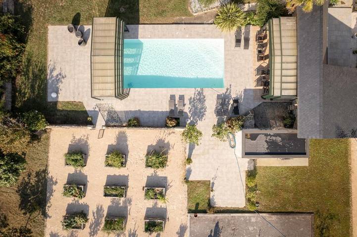 Maison d’hôte pour 15 personnes, avec Balcon et Terrasse ainsi que Jardin et Piscine