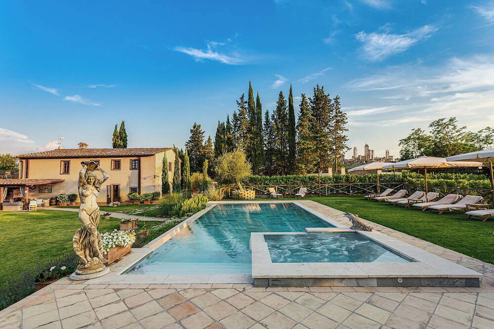 Luxury Villa Iris , 6 rooms with bathrooms, swimming pool, spa, sauna. in San Gimignano, Siena Province